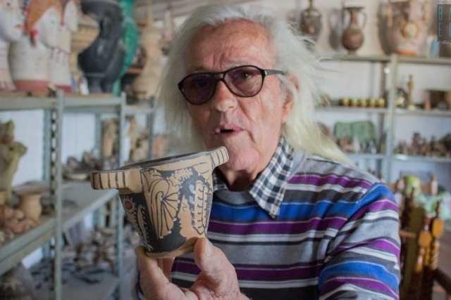 Canosa, l'arte di Antonio Caiella: crea copie perfette di anfore e vasi millenari